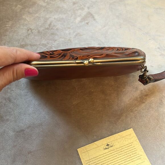 Like New!!! Patricia Nash Leather Snap Wristlet with Registration Card - Picture 5 of 12